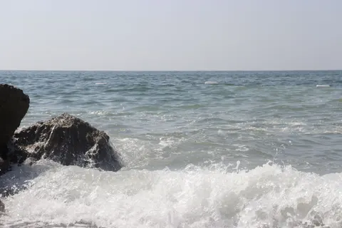 चट्टानी किनारा 4K वॉलपेपर · ocean · 3840×2560
