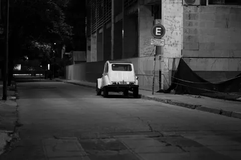 Fond d'écran Voiture la nuit 4K · cars · 3840×2560