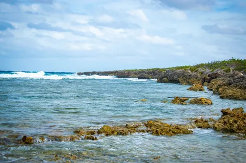 चट्टानी किनारा 4K वॉलपेपर · ocean · 3840×2553