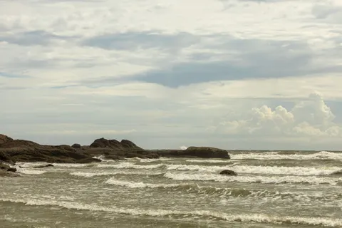 Kayalık Kıyı 4K Duvar Kağıdı · ocean · 3840×2560