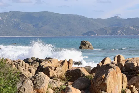 चट्टानी किनारा 4K वॉलपेपर · ocean · 3840×2560