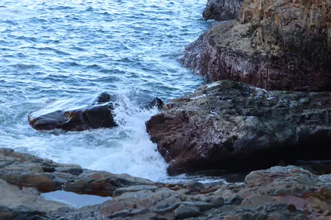 चट्टानी किनारा 4K वॉलपेपर · ocean · 3840×2560
