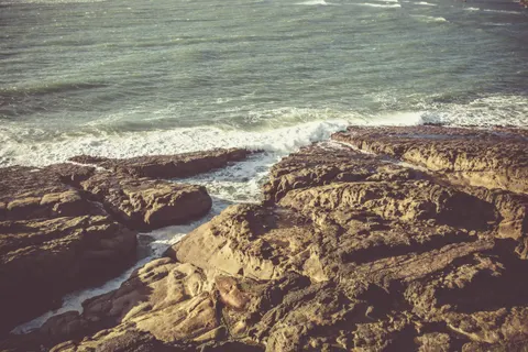 Kayalık Kıyı 4K Duvar Kağıdı · ocean · 3840×2560