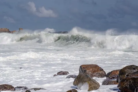 चट्टानी किनारा 4K वॉलपेपर · ocean · 3840×2563