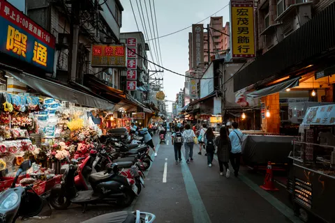 Night Market 4K Wallpaper · city · 3840×2561