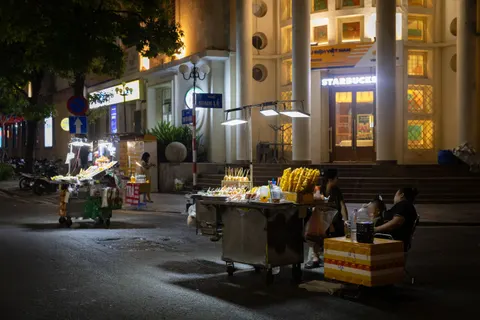 Night Market 4K Wallpaper · city · 3840×2560