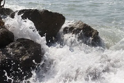 चट्टानी किनारा 4K वॉलपेपर · ocean · 3840×2560