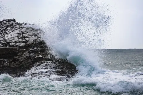 Kayalık Kıyı 4K Duvar Kağıdı · ocean · 3840×2561