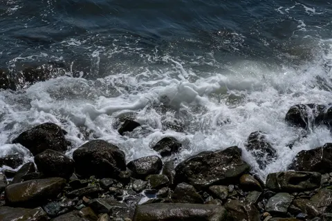 चट्टानी किनारा 4K वॉलपेपर · ocean · 3840×2560