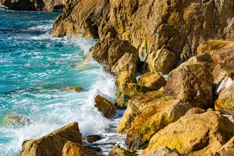 चट्टानी किनारा 4K वॉलपेपर · ocean · 3840×2560