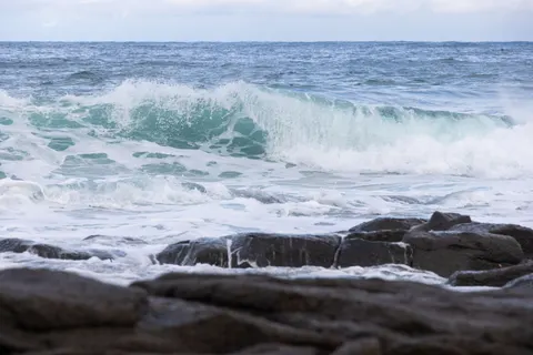 चट्टानी किनारा 4K वॉलपेपर · ocean · 3840×2561