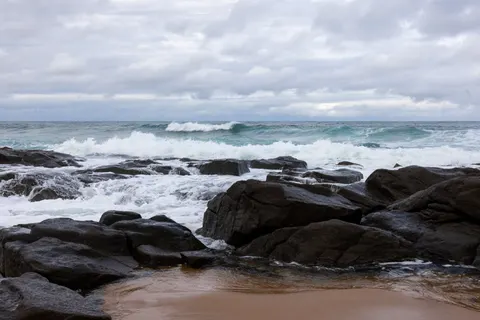 चट्टानी किनारा 4K वॉलपेपर · ocean · 3840×2561