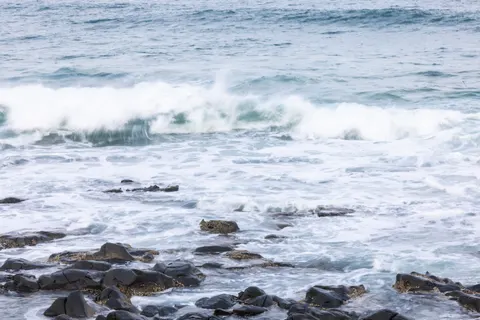 Kayalık Kıyı 4K Duvar Kağıdı · ocean · 3840×2561