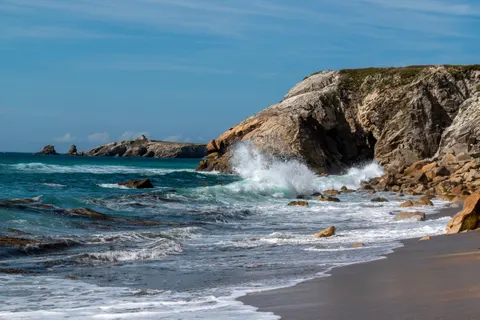 चट्टानी किनारा 4K वॉलपेपर · ocean · 3840×2560