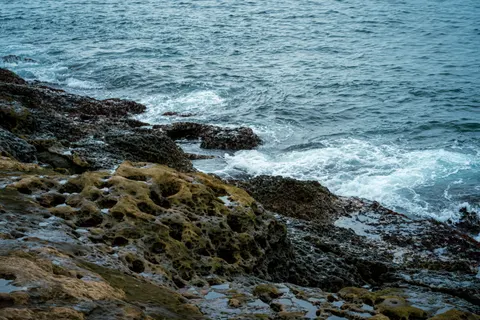 चट्टानी किनारा 4K वॉलपेपर · ocean · 3840×2560