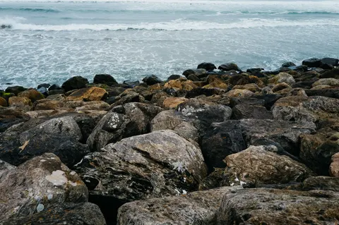 चट्टानी किनारा 4K वॉलपेपर · ocean · 3840×2556
