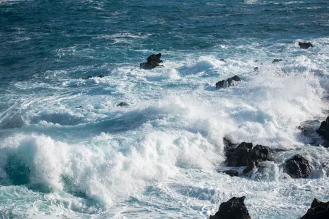 चट्टानी किनारा 4K वॉलपेपर · ocean · 3840×2560