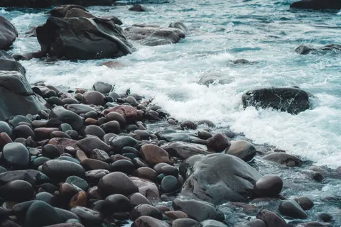 Kayalık Kıyı 4K Duvar Kağıdı · ocean · 3840×2560