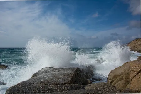 चट्टानी किनारा 4K वॉलपेपर · ocean · 3840×2560