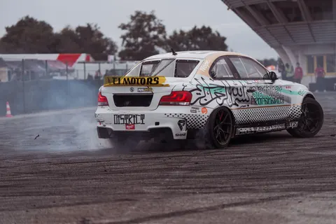 Race Car 4K Wallpaper · cars · 3840×2560