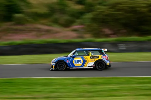 Race Car 4K Wallpaper · cars · 3840×2560