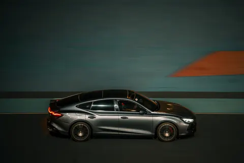 والپیپر خودرو برقی با کیفیت 4K · cars · 3840×2569