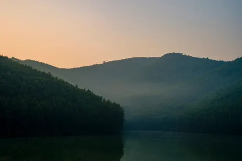 Nebliger Bergsee 4K Hintergrundbild · nature · 3840×2560