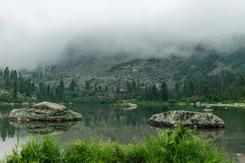 Papel de parede Lago de Montanha na Névoa 4K · nature · 3840×2560