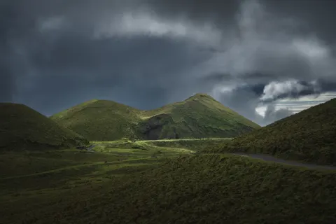 초록 언덕 4K 배경화면 · nature · 3840×2560