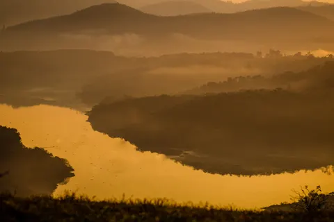 Fond d'écran Lac de montagne dans la brume 4K · nature · 3840×2560
