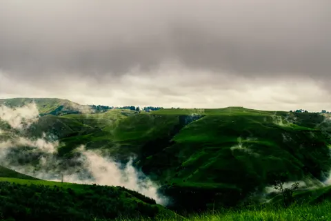 خلفية تلال خضراء بدقة 4K · nature · 3840×2560