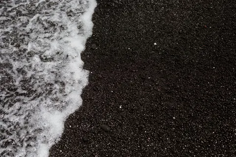 Wallpaper Pantai Pasir Hitam 4K · travel · 3840×2561