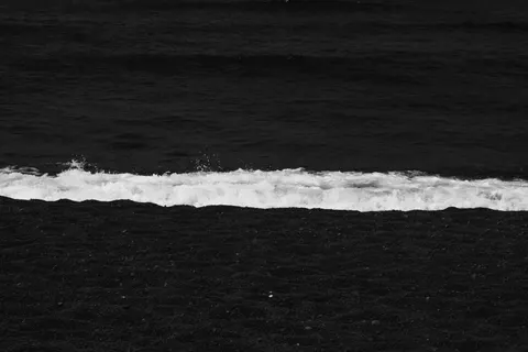 Papel de parede Praia de areia preta 4K · travel · 3840×2560