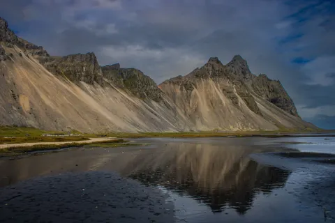 Siyah Kumlu Plaj 4K Duvar Kağıdı · travel · 3840×2560