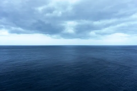 Stilles Wasser 4K Hintergrundbild · minimal · 3840×2560