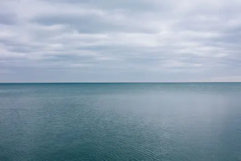 Stilles Wasser 4K Hintergrundbild · minimal · 3840×2560