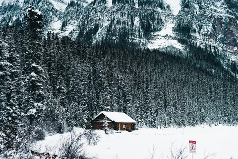 雪中小屋 4K桌布 · winter · 3840×2561