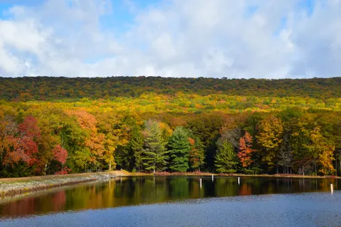 Autumn Lake 4K Wallpaper · autumn · 3840×2553