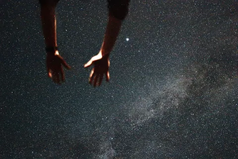तारों तले सिल्हूट 4K वॉलपेपर · space · 3840×2560