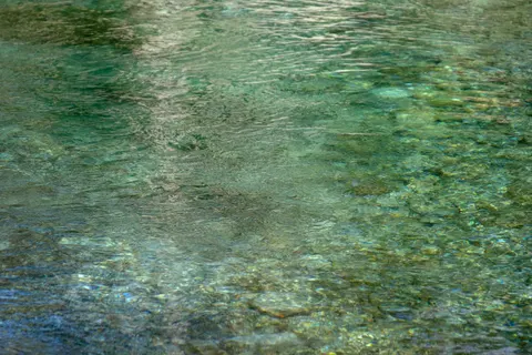 خلفية بحيرة صافية بدقة 4K · ocean · 3840×2560