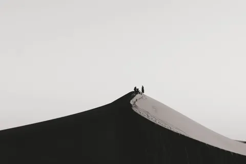 砂漠の曲線 4K壁紙 · minimal · 3840×2560