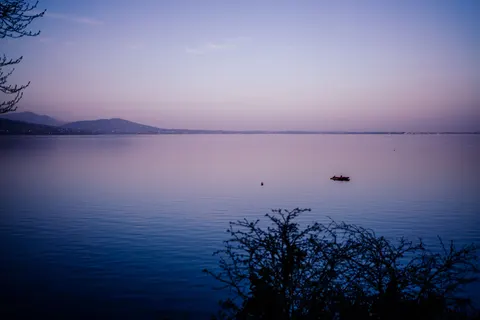 Stilles Wasser 4K Hintergrundbild · minimal · 3840×2561