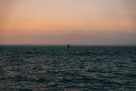 والپیپر آب ساکن با کیفیت 4K · minimal · 3840×2560