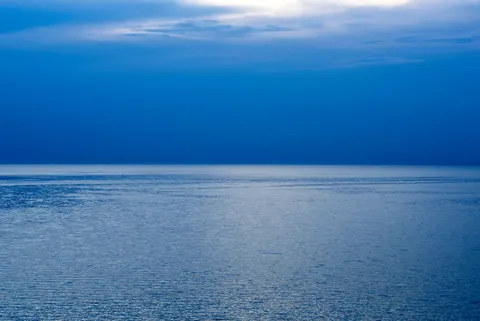 ठहरा हुआ पानी 4K वॉलपेपर · minimal · 3840×2563