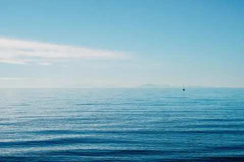 Stilles Wasser 4K Hintergrundbild · minimal · 3840×2560