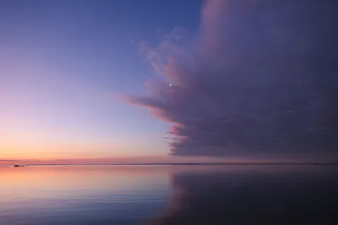 잔잔한 물 4K 배경화면 · minimal · 3840×2561