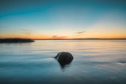 Stilles Wasser 4K Hintergrundbild · minimal · 3840×2575