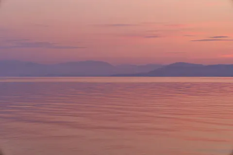 والپیپر آب ساکن با کیفیت 4K · minimal · 3840×2560