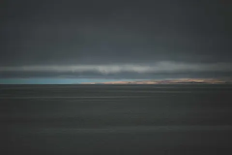 والپیپر آب ساکن با کیفیت 4K · minimal · 3840×2560