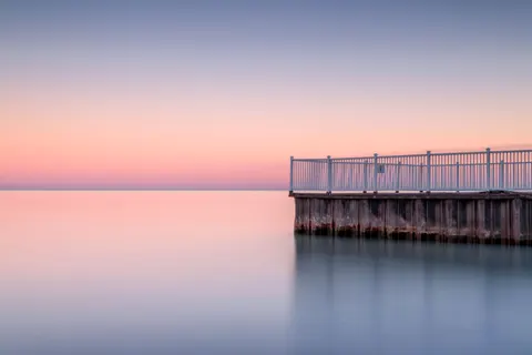 والپیپر آب ساکن با کیفیت 4K · minimal · 3840×2560